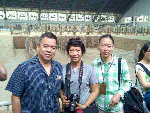 customers at terracotta warriors 1 pit